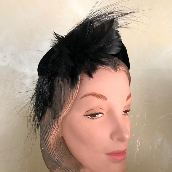 CHIC 1950s BLACK VELVET TOQUE WITH BLACK FEATHER AND CRIN TRIM. main image 8